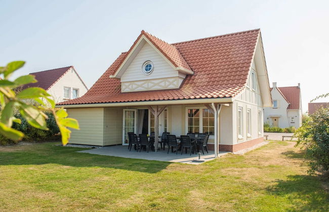 Detached Villa With Four Bathrooms Near the Sea - Photo 29