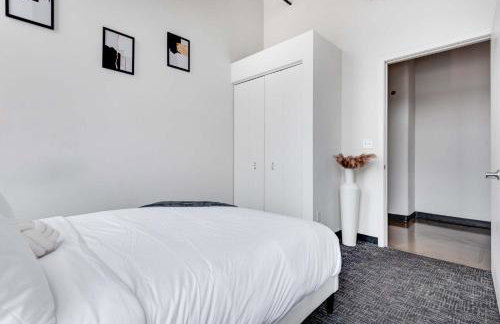 West Loop - City Views With In & Out Parking 1 - Photo 19