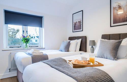 Cozy 3 Bedroom Terrace Cottage in Epsom - Photo 18