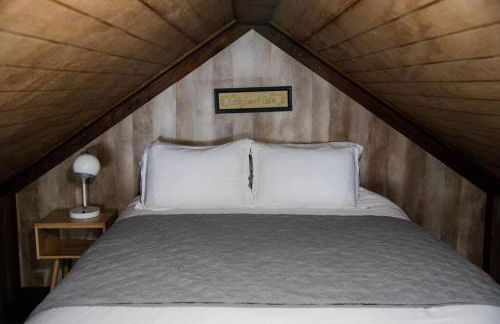 Rustic Chic Alabama Cabin w Loft Fire Pit Pet Friendly Fenced Yard Lake Guntersville - Coco Chateau - Foto 40