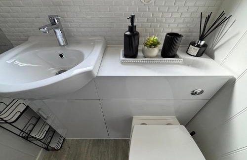 169 - Two bed Chalet on Sunbeach Holiday Park - Sleeps 5, pet friendly, FREE pool and entertainment passes included - plus WiFi, bed linen and towels included 300m from the beach! - Foto 13