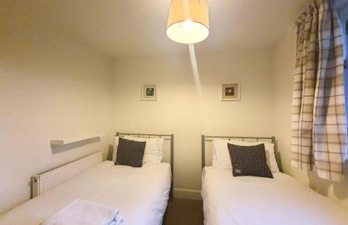 Edinburgh 2-Bedroom Cottage with Parking - Ground Floor - Foto 10