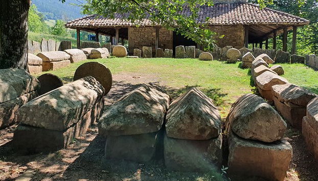 Tour privato visitando villaggi, foreste e valli in Biscaglia - Foto 2, Necropoli di Argiñeta