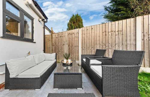 AC & Private Drive Stylish 4BR 5 Beds 8 Guests Wifi And Parking - Photo 58