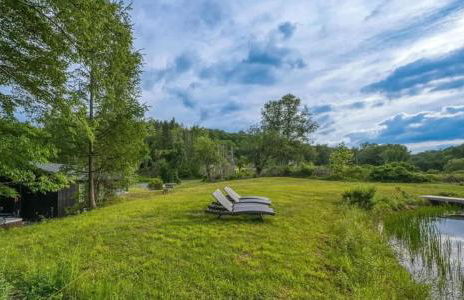 Chic Renovated Chalet with Private Pond - Foto 20