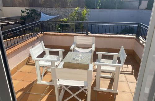 VILLA BLOSSOM in the beautiful area of Puerto Santiago Tenerife with 5 bedrooms for up to 10 guests private swimming pool and many other activities to entertain the family Secure parking for 2 cars and disabled access throughout - Foto 15