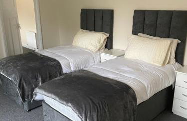 Large 4 Bedroom Sleeps 8, Spacious Apartment for Contractors and Holidays near Bedford Centre - 1 FREE PARKING SPACE & FREE WIFI - Foto 1