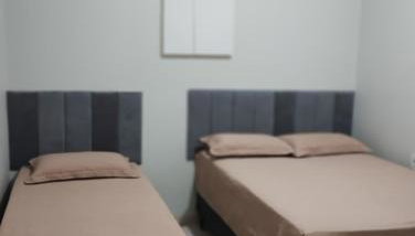 Casa com ar no quarto garagem espaço que cabe uma camionete cozinha completa - Foto 2