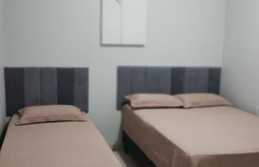 Casa com ar no quarto garagem espaço que cabe uma camionete cozinha completa - Foto 2