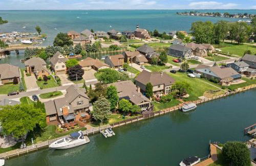 NEW! 4BR I Indoor Pool on the Bay in Boat Town USA - Foto 32