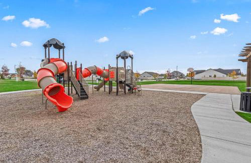 6BR Retreat with Playground Basketball & Sleeps 22 - Foto 41