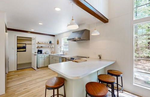 6 Mi to Lake Brookeland Home with Treehouse Vibes - Photo 10