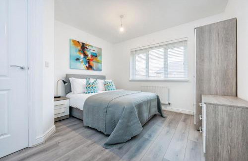 Spacious Luton Home Sleeps 8 - Foto 14