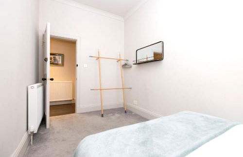 JOIVY Iconic Cockburn Street 4 Bedroom Apartment: Heart of Old Town - Foto 46