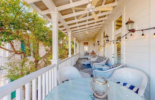 Charleston-style cottage w/ lovely decks, steps to the beach & pools - Foto 28