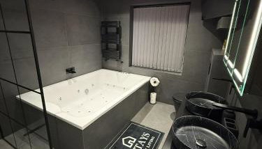 SK Stays Modern Luxury Home With Jacuzzi Bath & Cinema Room - Foto 5, Other