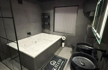 SK Stays Modern Luxury Home With Jacuzzi Bath & Cinema Room - Foto 5