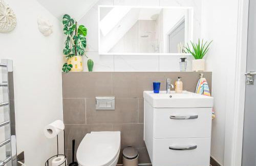 Superb Top Floor 1-Bedroom Flat With Charming Two Balconies - Foto 8