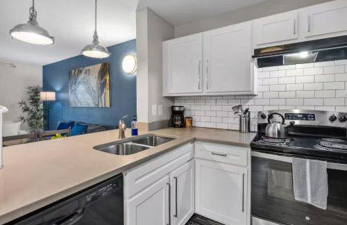 Modern 2BR near Downtown Pool, Gym, Free Parking - Foto 13