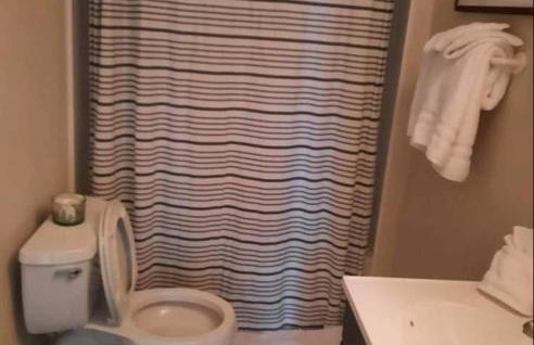 Stylish and Convenient with WiFi & Fenced yard - Foto 18