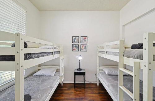 Deluxe Poolside Home, Modern 5BR with Gaming Room - Foto 31