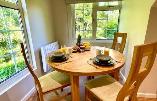 Private, Couples Forest Escape - Free Parking - Stunning & Stylish 1 Bedroom Coach house! - 5 Minute Walk to a great bistro pub! - Great Location - Fast WiFi - Smart TV - Newly Refurbished! Direct New Forest access Close to Burley - Photo 15