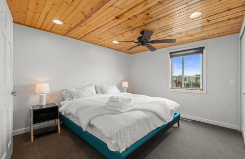 Cozy Pet-Friendly Condo l Pool l Dock l Walk to Parks - Foto 16