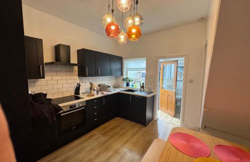 Altrincham House - 2BR - Sleeps 6 - WiFi - Parking - Foto 2