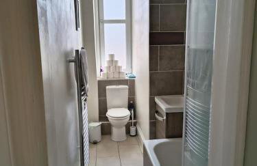 Charming City Flat for Couples & Families - Foto 38