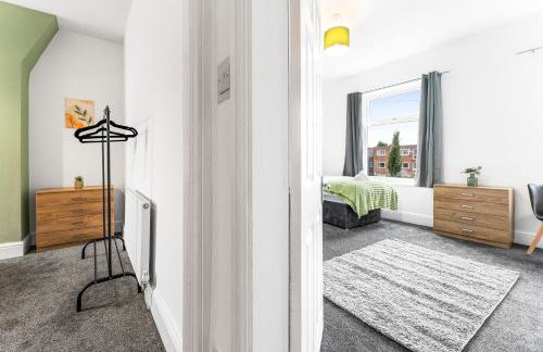 Comfortable 4 Bed Home - Free Parking & Fast WiFi - Foto 38