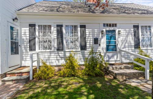 The School House Cottage, Historic 1BR Mystic River Stay Near Seaport - Foto 28