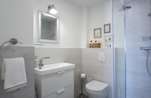 A White Cliffside Studio - Photo 8