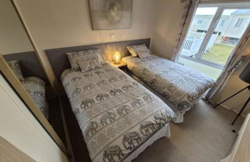 The Blue Lagoon 2 bedroom lodge with hot tub - Foto 34