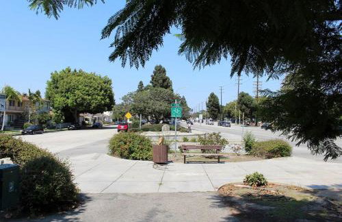 Cheerful house with EV, Parking & backyard - Foto 11