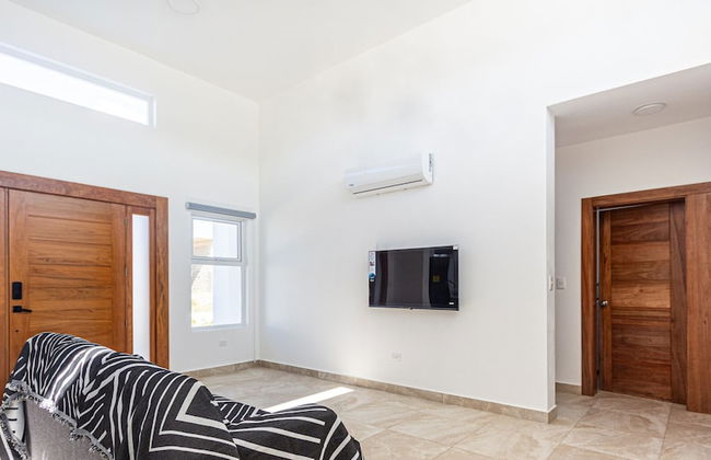 Spacious Family Suite, Ocean Village! - Photo 10