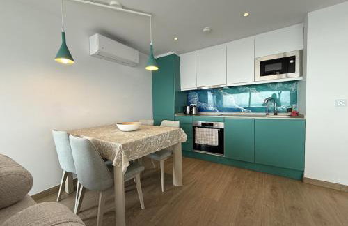 Luxury, beach front, two-bedroom apartment - Photo 3