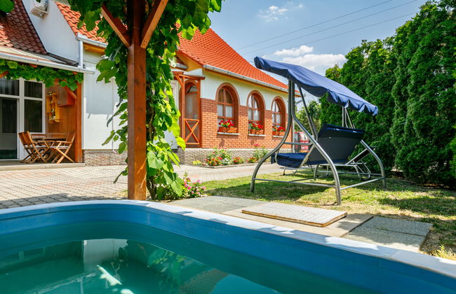 3 bedroom Apartment in Balatonszárszó with swimming pool and garden - Photo 1