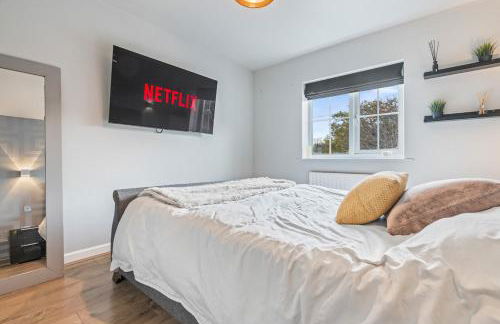 Large 4 Bedroom House Bricket Wood, Van & Car Parking, Sleeps 8 - Foto 23