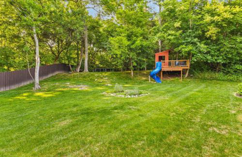 Updated and Spacious Home with Huge Yard Office and Decks - Foto 48