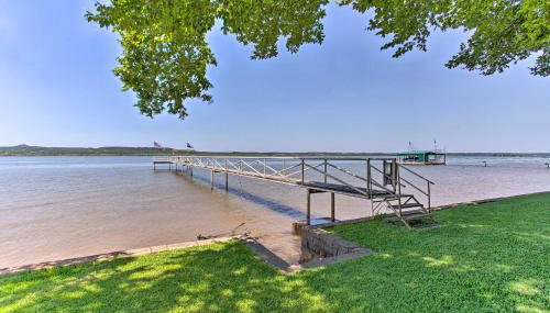 Lakefront Retreat with Pier, Bar Hut and Fireplace! - Foto 2
