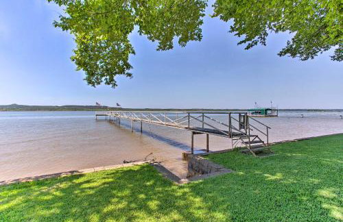 Lakefront Retreat with Pier, Bar Hut and Fireplace! - Foto 2