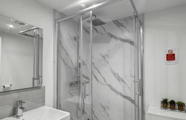 Sleeps 8, 4 bed 2 bathroom house with parking Balderton - Foto 11