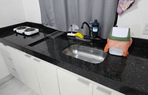 Flat completo a 5 minutos apé de mercado, farmácia - Foto 23