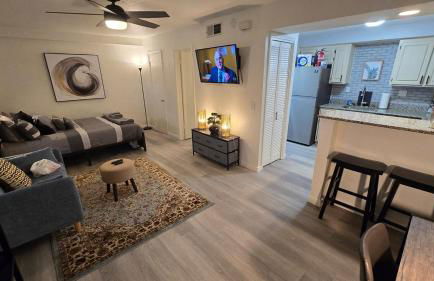 Cozy Comfy and Peaceful Oasis Getaway with Porch - Photo 5