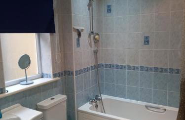 Central to town, 4 bedrooms, sleeps 8, parking for 4 plus cars - Foto 17