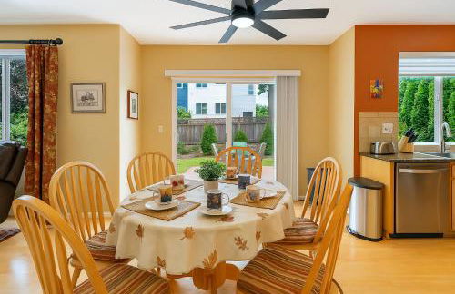 Entire house with Four Bedrooms, Hot Tub, BBQ, Private Backyard, FREE WiFi and Parking, near Seattle, EV - Foto 26