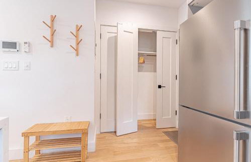 Scandinavian in Brooklyn w Balcony Near Park - Foto 17