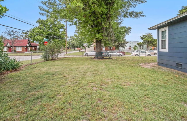 Comfy House With Fenced Yard I Step to Plaza Dist - Photo 6