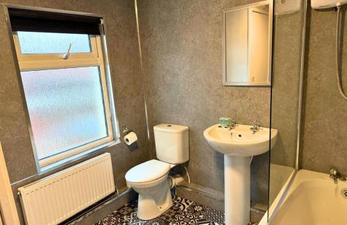 Fully Furnished 3 Bedroom House in Preston with Free Parking - Photo 9