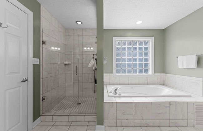 Sleeps 22, Lakefront w/ Private Dock & Pool, 2 Houses Lake Living by Avantstay - Foto 51